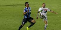 Daniel Alves, do Grêmio, disputa lance com Cortez, do São Paulo  Foto: Miguel Schincariol / Estadão Conteúdo