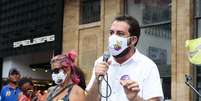 O candidato Guilherme Boulos respondeu a perguntas de populares no centro de São Paulo.  Foto: Divulgação / Estadão