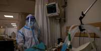 Paciente com coronavírus é tratado em hospital em Nova Délhi, na Índia
05/09/2020
REUTERS/Danish Siddiqui  Foto: Reuters