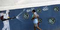 Homem passa por grafite sobre Covid-19 no Rio de Janeiro
07/10/2020
REUTERS/Ricardo Moraes  Foto: Reuters