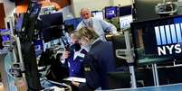 Operadores na Bolsa de Valores de Nova York (NYSE). 26 de maio de 2020. REUTERS/Brendan McDermid  Foto: Reuters