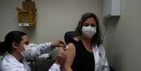 Enfermeira aplica potencial vacina da chinesa Sinovac contra Covid-19 em voluntária, em São Paulo
30/07/2020
REUTERS/Amanda Perobelli  Foto: Reuters