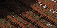 Coveiros trabalham no cemitério Vila Formosa, em São Paulo
02/04/2020
REUTERS/Amanda Perobelli  Foto: Reuters