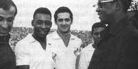 Pelé durante excursão com o Santos na África em 1969.  Foto: Reprodução/Site Santos FC / Estadão Conteúdo