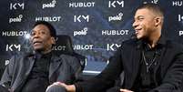 Rei e herdeiro? Pel&eacute; &eacute; visto aqui com outro homem que venceu a Copa do Mundo quando adolescente, o atacante do PSG e da Fran&ccedil;a Kylian Mbapp&eacute;  Foto: Getty Images / BBC News Brasil