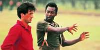 Pelé com Sylvester Stallone nos bastidores das filmagens de 'Fuga para a Vitória'  Foto: Reprodução / Estadão