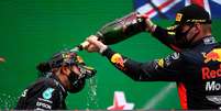 Max Verstappen comemora com Lewis Hamilton. Mais uma vez a dupla esteve em um pódio na temporada 2020   Foto: Getty Images/Red Bull Content Pool / Grande Prêmio