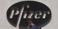 Homem passa em frente ao logo da Pfizer do lado de fora da sede da empresa em Nova York
22/07/2020 REUTERS/Carlo Allegri  Foto: Reuters