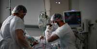 Médicos tratam de paciente com Covid-19 na UTI de hospital em Aulnay-sous-Bois, perto de Paris
26/109/2020
REUTERS/Gonzalo Fuentes  Foto: Reuters