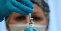 Enfermeira prepara dose da vacina Sputnik V para aplicação em teste clínico em Moscou
17/09/2020
REUTERS/Tatyana Makeyeva  Foto: Reuters