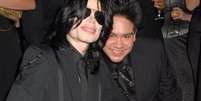 Michael Jackson e príncipe Haji Azim: a amizade foi fiscalizada pela imprensa e virou assunto proibido em Brunei   Foto: Reprodução