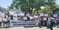 Manifestantes levavam cartaz com mensagens direcionadas ao governador João Doria (PSDB)  Foto: Divulgação / Estadão