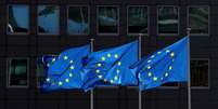 Bandeiras da União Europeia do lado de fora da sede da Comissão Europeia em Bruxelas
21/08/2020 REUTERS/Yves Herman  Foto: Reuters