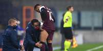 Neymar recebendo atendimento médico à beira do gramado (Foto: OZAN KOSE / AFP)  Foto: LANCE!