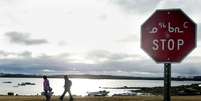 Duas crianças inuítes voltam da escola em Iqaluit  Foto: AFP via Getty Images / BBC News Brasil