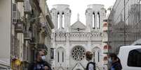 Policiais em frente à Basílica de Notre-Dame, em Nice  Foto: EPA / Ansa - Brasil