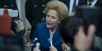 Gillian Anderson está parecida com Thatcher não apenas no visual, como também na voz, no jeito de andar e no gestual  Foto: Divulgação