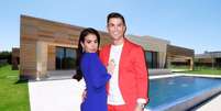 Cristiano Ronaldo e Georgina Rodríguez com a casa de La Finca ao fundo  Foto: Reprodução