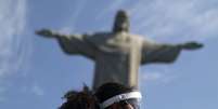Guarda usando máscara e face shield no Cristo Redentor, no Rio de Janeiro
15/08/2020  REUTERS/Pilar Olivares  Foto: Reuters