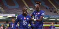 Zouma e  Abraham vibram com gol do Chelsea  Foto: Molly Darlington / Reuters