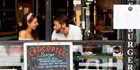 Casal conversa em restaurante em Melbourne  Foto: Sandra Sanders / Reuters