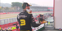 Lewis Hamilton e Daniel Ricciardo brindaram em Ímola   Foto: Reprodução / Grande Prêmio