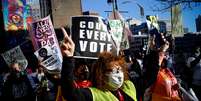 Manifestantes participam de ato a favor da contagem justa de votos na elei&ccedil;&atilde;o presidencial de 2020, na Filad&eacute;lfia
04/11/2020
REUTERS/Eduardo Munoz  Foto: Reuters