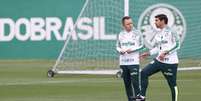 Abel Ferreira e Andrey Lopes conversam na Academia de Futebol (Foto: Cesar Greco/Palmeiras)  Foto: Lance!