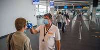 Medição de temperatura no aeroporto de Budapeste  Foto: EPA / Ansa - Brasil