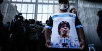 Fã de Maradona em frente à clínica de Buenos Aires onde o ex-craque foi operado  Foto: EPA / Ansa - Brasil