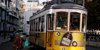 Mulher usando máscara de proteção conversa com motorista de bonde em Lisboa
02/11/2020 REUTERS/Rafael Marchante  Foto: Reuters