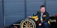 Paul Hembery, então diretor da Pirelli para a F1, ao lado do pneu de 18 polegadas, testado em 2014   Foto: Divulgação / Grande Prêmio