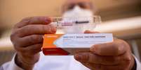 A Anvisa mandou interromper os testes no Brasil com a vacina desenvolvida pela empresa chinesa Sinovac  Foto: Getty Images / BBC News Brasil