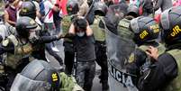 Polícia prende manifestante em protesto após posse de Merino em Lima, Peru 
10/11/2020  REUTERS/Sebastian Castaneda    Foto: Reuters