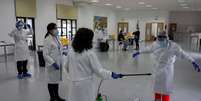 Agente de saúde desinfecta colega após coletarem amostras de moradores para testagem em massa de Covid-19 em Ronda, na Espanha
11/11/2020
REUTERS/Jon Nazca  Foto: Reuters