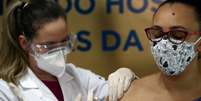 Enfermeira aplica candidata a vacina CoronaVac em voluntária de testes em Porto Alegre
08/08/2020
REUTERS/Diego Vara  Foto: Reuters
