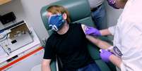 Volunt&aacute;rio participa de estudo com vacina, na Universidade de Maryland, em Baltimore (EUA)
 24/5/2020   Pfizer/via REUTERS  Foto: Reuters