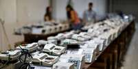 Urnas eletrônicas sendo preparadas para eleições  Foto: Reuters