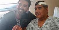Maradona ao lado de seu m&eacute;dico pessoal, doutor Leopoldo Luque, pouco tempo ap&oacute;s a cirurgia na cabe&ccedil;a (Foto: Reprodu&ccedil;&atilde;o/Instagram)  Foto: Gazeta Esportiva