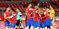 Com dois de Vidal, Chile bate o Peru e alcança 1ª vitória nas Eliminatórias  Foto: Martin Bernetti / Reuters