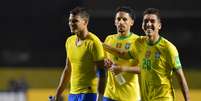 Thiago Silva, Roberto Firmino e Marquinhos comemoram após a partida  Foto: Reuters