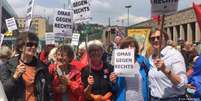 Anna Ohnweiler (à esquerda na imagem) e colegas do grupo Vovós Contra a Direita em Stuttgart em maio de 2019  Foto: DW / Deutsche Welle