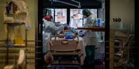 Médicos tratam paciente de Covid-19 em hospital nos arredores de Paris
17/11/2020
REUTERS/Gonzalo Fuentes  Foto: Reuters