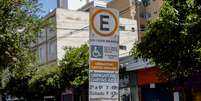 Carros estacionados em área de Zona Azul no bairro do Jardim Paulista zona sul da cidade de São Paulo  Foto: Suamy Beydoun/Agif - Agência de Fotografia / Estadão