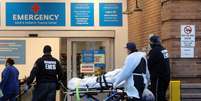 Paciente chega a hospital do Brooklyn, em Nova York
17/11/2020
REUTERS/Brendan McDermid  Foto: Reuters