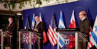 Secretário de Estado dos EUA, Mike Pompeo, premiê israelense, Benjamin Netanyahu, e chanceler do Barein, Al Zayani, em Jerusalém
18/11/2020
Menahem Kahana/Pool via REUTERS  Foto: Reuters