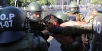 Homem é detido por policiais durante protestos em Santiago, no Chile
18/11/2020 REUTERS/Ivan Alvarado  Foto: Reuters