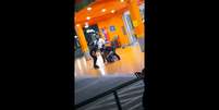 Vídeo compartilhado nas redes sociais mostra agressões a homem negro no estacionamento do Carrefour  Foto: Twitter/Reprodução / Estadão Conteúdo