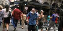 Pessoas caminham no Saara, área de comércio popular do Rio de Janeiro, em meio à pandemia de Covid-19
19/11/2020 REUTERS/Pilar Olivares  Foto: Reuters