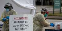 Profissionais de saúde preparam testes de detecção de coronavírus em Houston
20/11/2020 REUTERS/Adrees Latif  Foto: Reuters